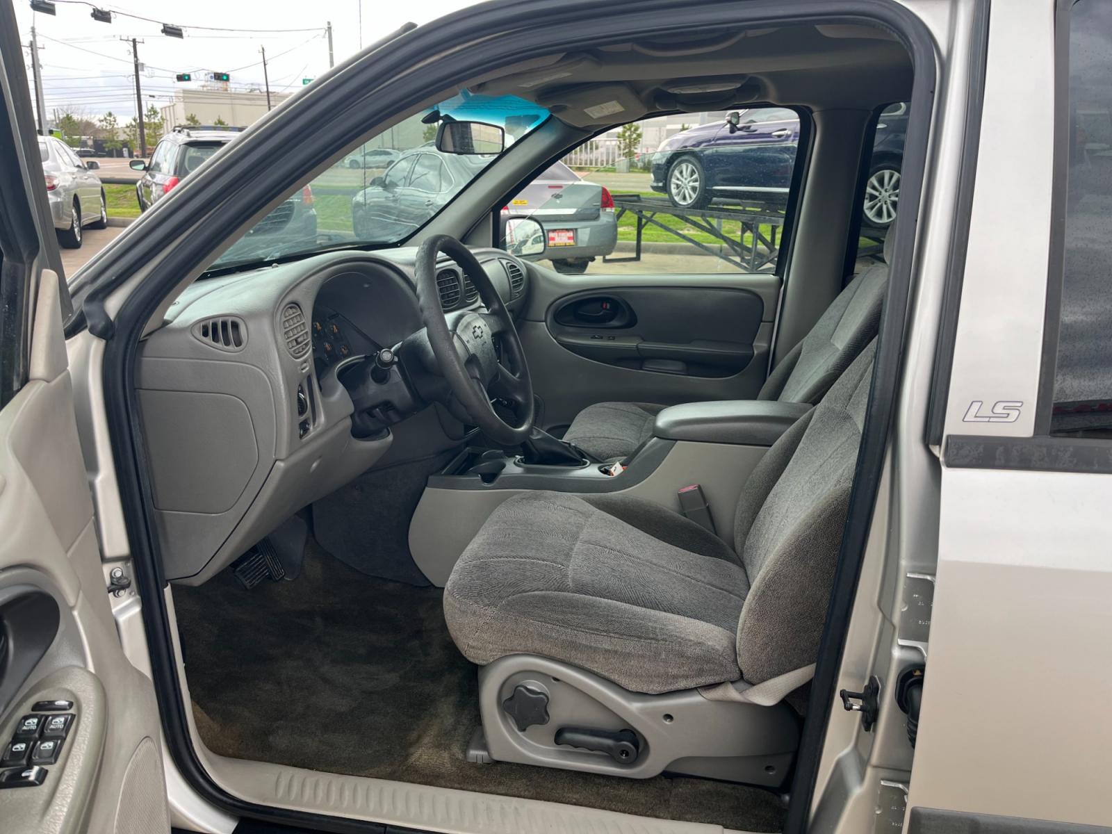 2004 SILVER /black Chevrolet TrailBlazer LS 2WD (1GNDS13S242) with an 4.2L L6 DOHC 24V engine, 4-Speed Automatic Overdrive transmission, located at 14700 Tomball Parkway 249, Houston, TX, 77086, (281) 444-2200, 29.928619, -95.504074 - Photo #8